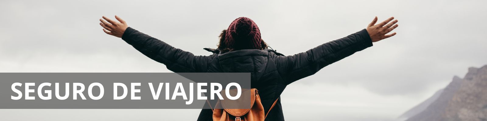 Imagen de una persona de espalda de brazos bien abiertos como recibiendo, agradeciendo, al mundo, con el texto Seguro viajero