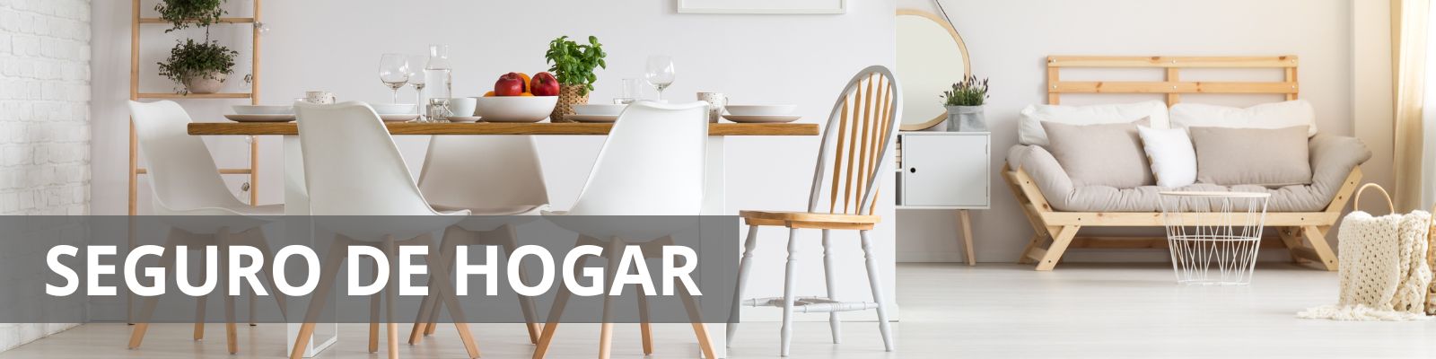 Imagen de una habitación, living comedor, toda en blanco con pequeños detalles de madera en las patas de las sillas, con el texto Seguro de hogar